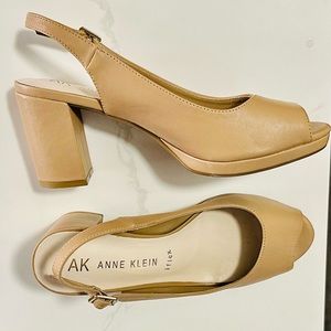 Anne Klein Platform Heels Sz 8 (Tan)